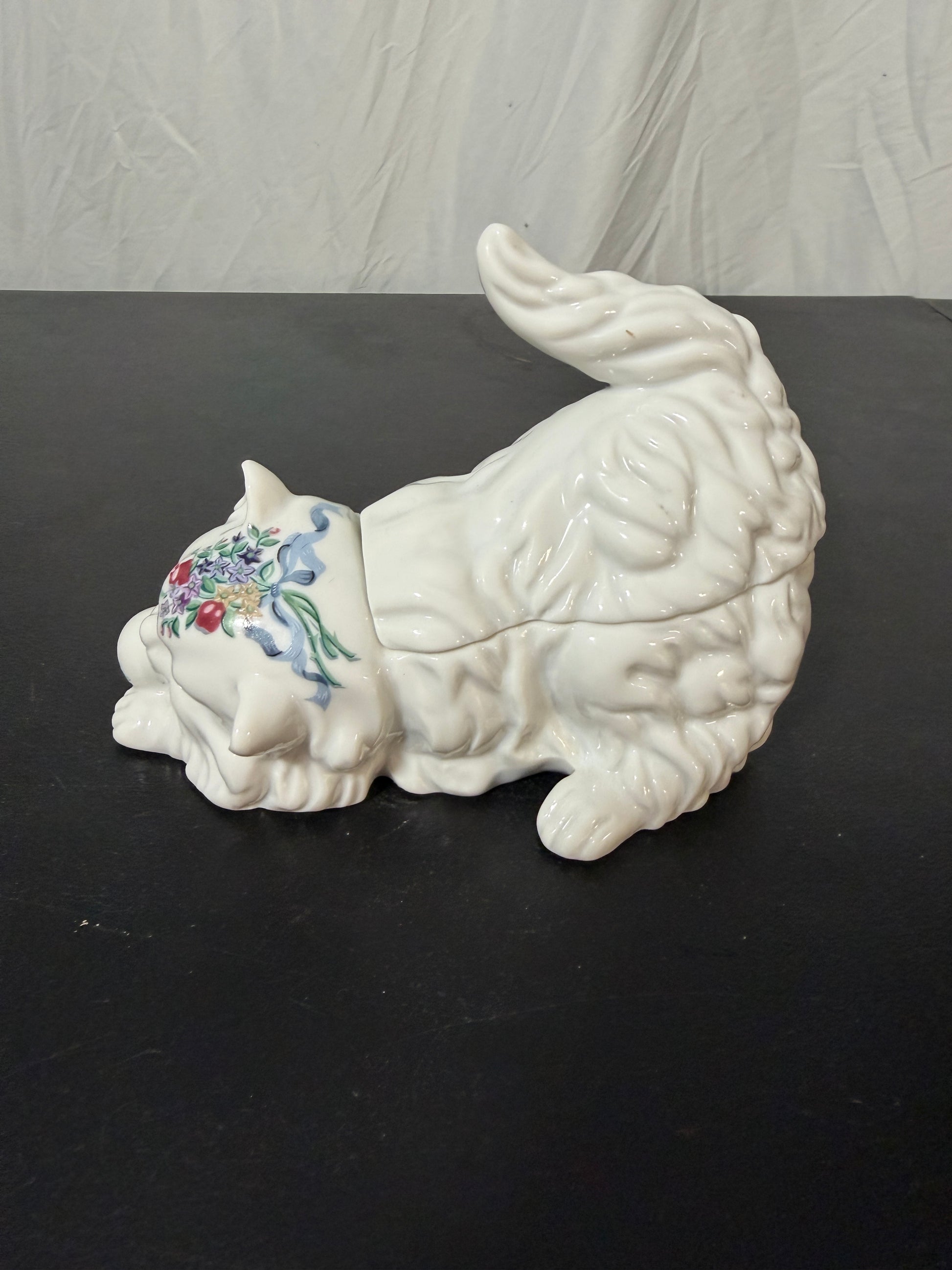 Southern Heirloom for Elizabeth Arden White Ceramic Cat Lidded Trinket Box