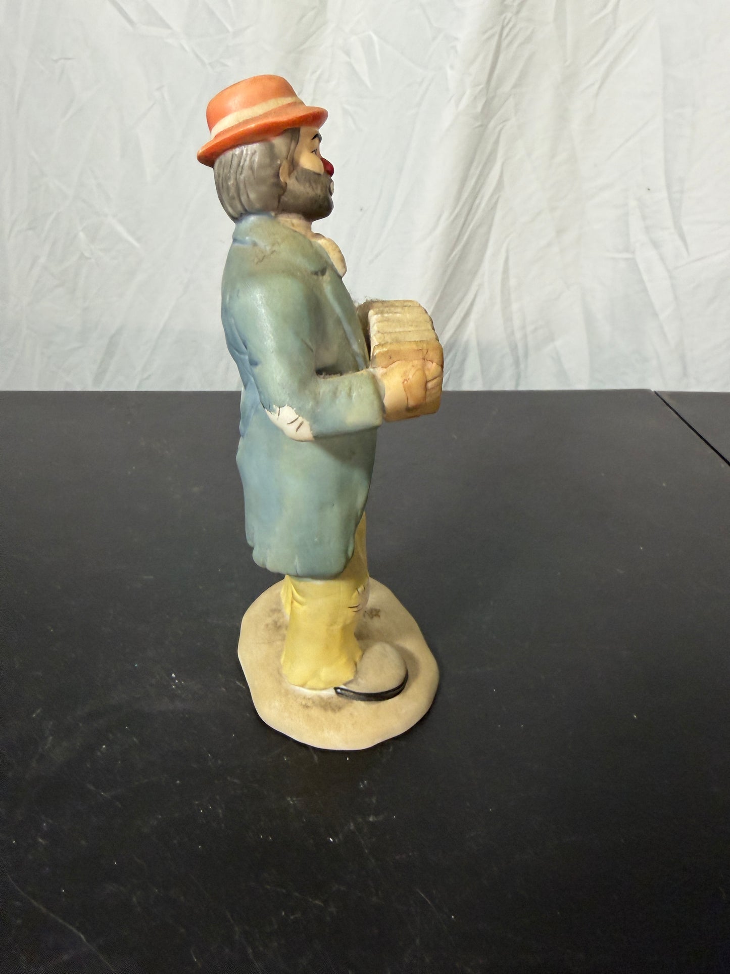 Emmett Kelly Jr. Hobo Clown Figurine Playing Accordion Flambro 1984 - photo 2