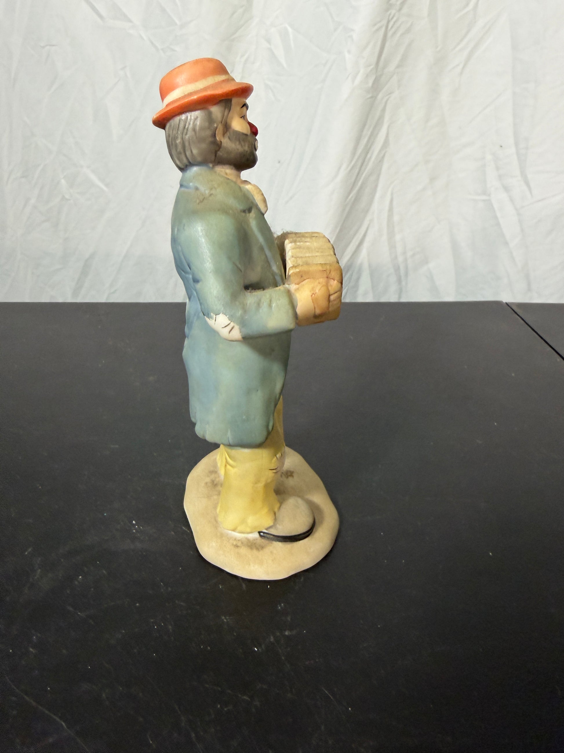 Emmett Kelly Jr. Hobo Clown Figurine Playing Accordion Flambro 1984 - photo 2