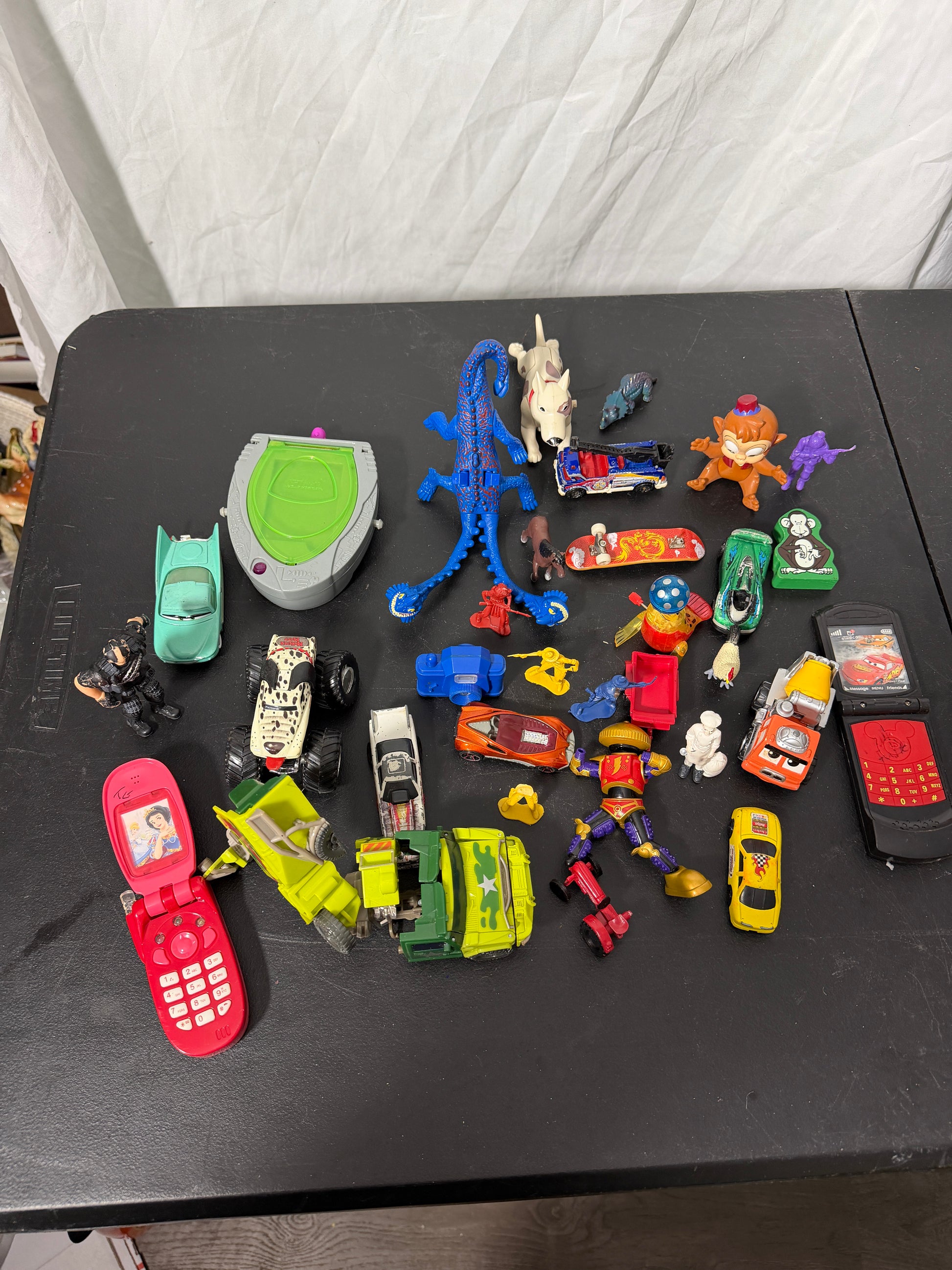 Mixed Lot of Toy Figures and Vehicles - photo 2