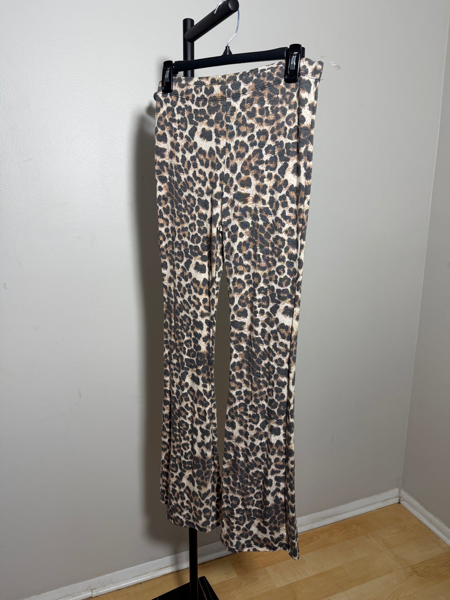 Vine & Love Women's Small Leopard Print Flare Pants