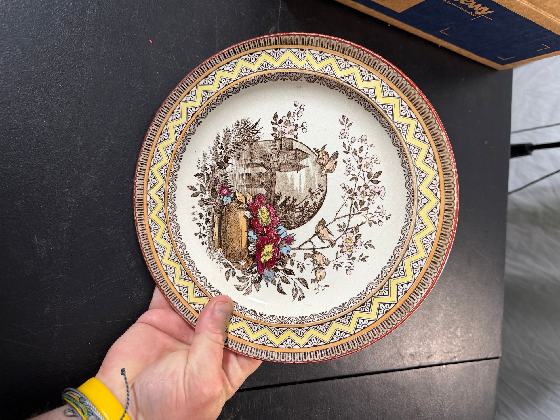 Edinburgh Decorative Plate Floral Design 8.5 inches - photo 2