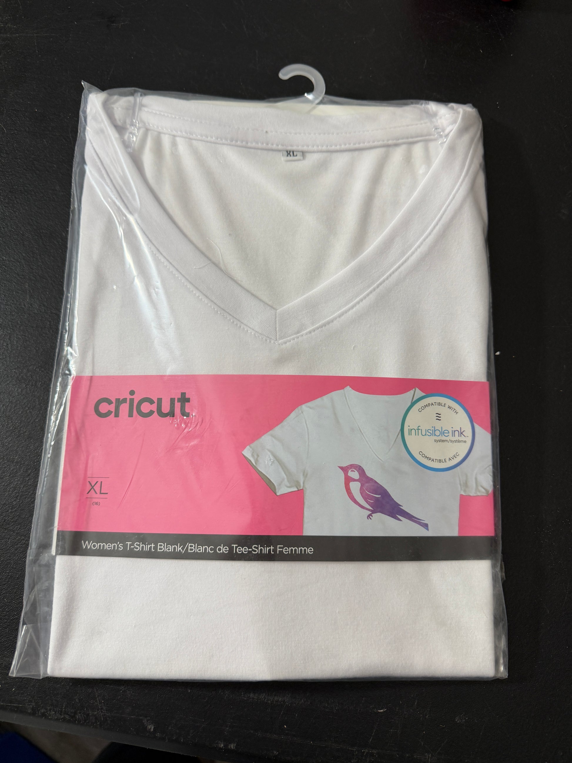 Cricut Women's V Neck T-shirt Blank XL - MDP-00464