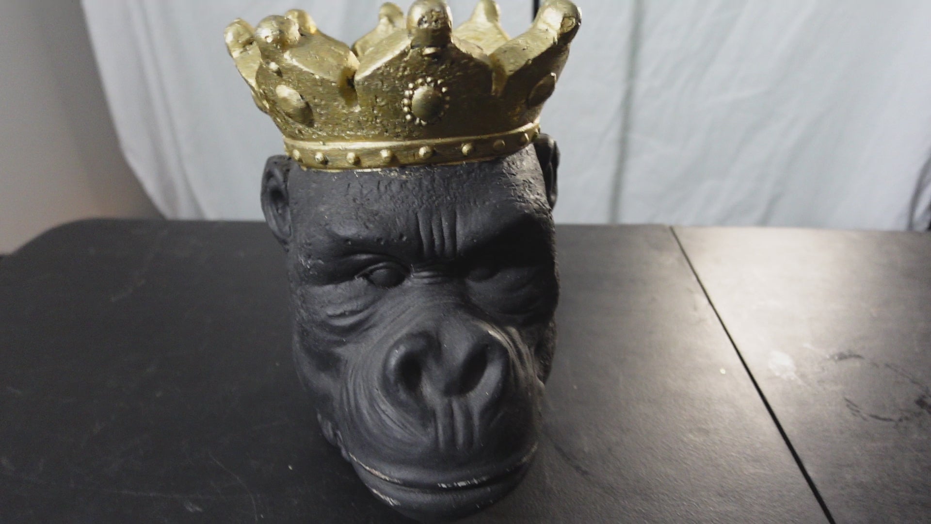 MDP-00503 product video Sagebrook Home Resin 12 Gorilla Head Planter with Crown, Black